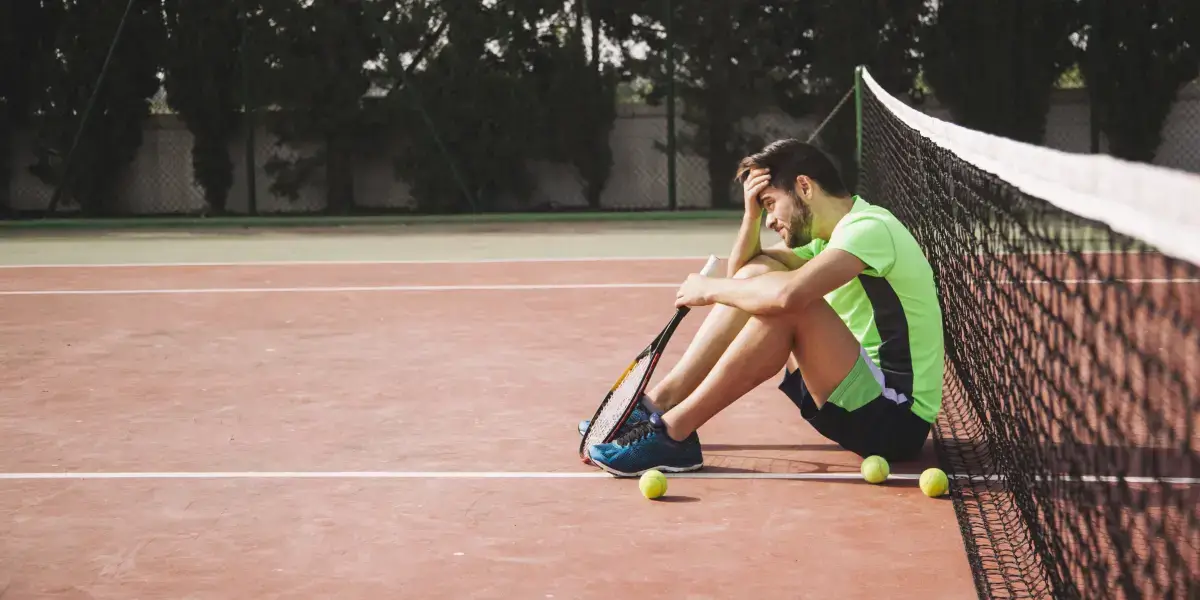 Proč mě bolí koleno při tenise?